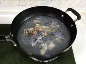 锅中倒入适量的清水，乌鸡肉洗净冷水下锅，放入花椒和料酒，开火煮沸后即可捞出。