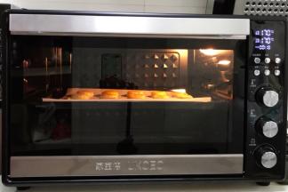 入预热好的家宝德烤箱中层，上下火170度20分钟。