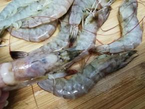 用剪子剪去虾须和虾脚