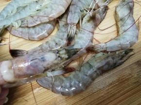 用剪子剪去虾须和虾脚