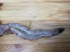 然后用刀从虾的背部划开，去掉下线
