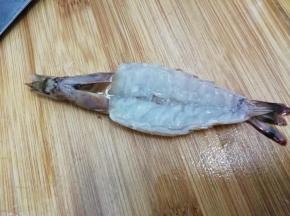 再用刀在虾上轻松的剁几刀