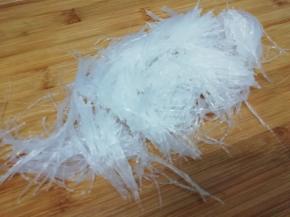 泡好的粉丝长切几刀