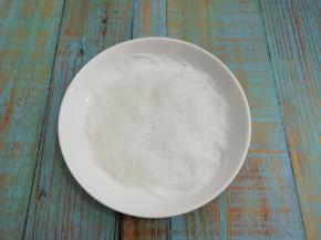 然后把粉丝放到盘子的底部