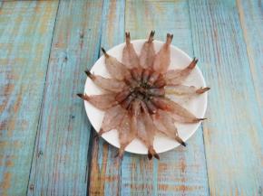 在均匀的把虾摆在粉丝上