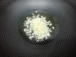 锅里放入适量的油，然后把一半的蒜放入锅中