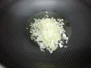 再把全部的葱放入锅中