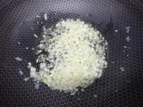 炒到葱和蒜，微微变黄即可