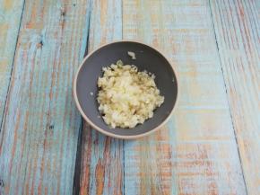 然后把葱和蒜倒入另一半的蒜中