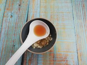 再倒入料酒搅拌均匀