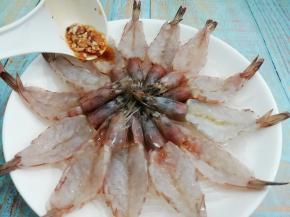 然后把调好的蒜汁都放在虾上