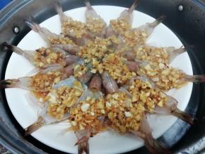 锅中加入适量的水烧开后，连盘子一起放入锅中蒸十分钟，即可关火出锅