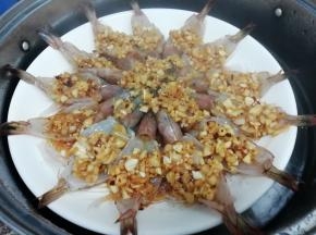 锅中加入适量的水烧开后，连盘子一起放入锅中蒸十分钟，即可关火出锅