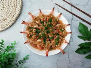 蒸好后，取出来，上面撒上小葱即可食用