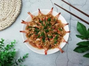 蒸好后，取出来，上面撒上小葱即可食用