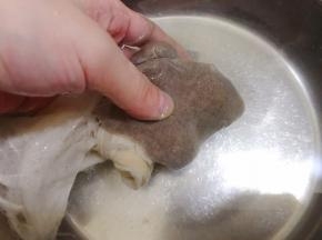 把包有冰粉籽的纱布放入盆里搓出黏液，两手像搓衣服那样轻轻搓就好