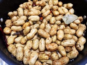 加入清水煮30分钟左右至绵软