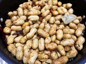 加入清水煮30分钟左右至绵软
