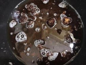 奶锅里加入红糖和清水