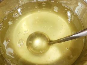 一边倒一边搅拌均匀后就不要再动了，放入冰箱冷藏至凝固