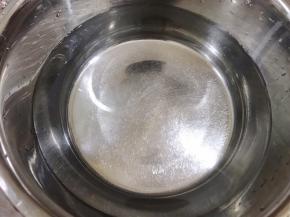 准备1200克冷开水放入盆里