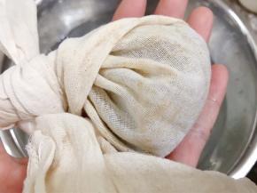 把纱布包住冰粉籽系紧，不要让籽跑出来