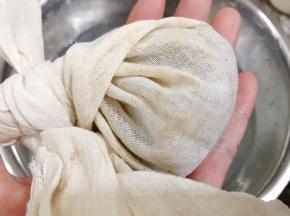 把纱布包住冰粉籽系紧，不要让籽跑出来