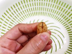 在花生上掰开一个口方便入味