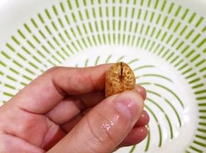在花生上掰开一个口方便入味