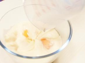 2.鸡蛋和豆浆搅匀