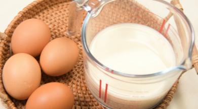 1.准备嫩豆腐食材4个鸡蛋，280克豆浆