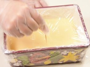 4.蛋液筛入蒸盘，盖一层保鲜膜，扎几个洞