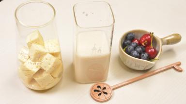 准备半杯甜豆浆、半杯嫩豆腐、应季水果