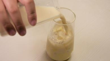 9.甜豆浆加入嫩豆腐中