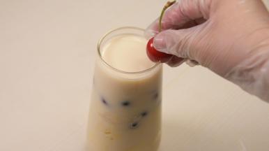 10.加入新鲜水果，点缀一颗樱桃