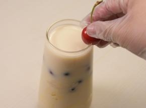 10.加入新鲜水果，点缀一颗樱桃