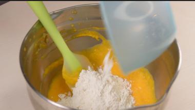 5.加入面粉搅匀，这一步看面糊状态，如果干的话再酌情加酸奶