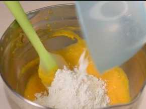 5.加入面粉搅匀，这一步看面糊状态，如果干的话再酌情加酸奶