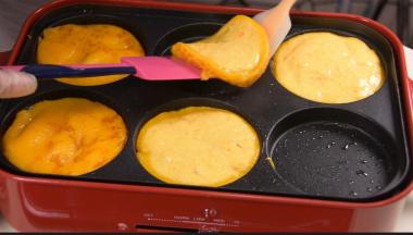 9.底部煎至定型后，再翻过来煎另一面