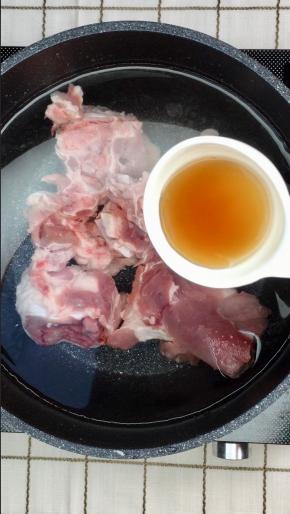 棒骨放一勺料酒冷水下锅焯水去除血沫