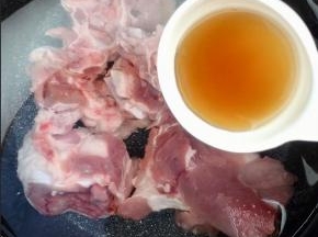 棒骨放一勺料酒冷水下锅焯水去除血沫