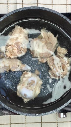 3.重新准备一锅水，加入棒骨，锅用的是新斯特的汤锅，适合炖汤，受热非常均匀