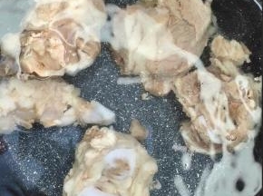 3.重新准备一锅水，加入棒骨，锅用的是新斯特的汤锅，适合炖汤，受热非常均匀