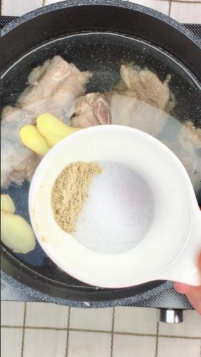 加入姜片、料酒、白胡椒粉、盐