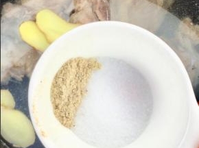 加入姜片、料酒、白胡椒粉、盐