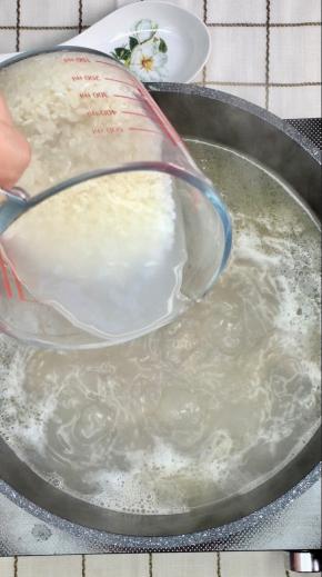 6.骨头汤煮好了，这个时候加入洗好的米粒