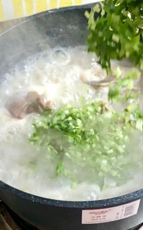 加入芹菜碎，再煮半分钟