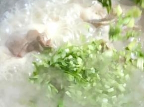 加入芹菜碎，再煮半分钟