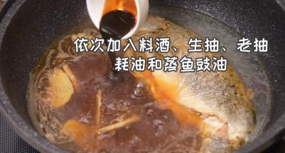 依次加入料酒、生抽、老抽、耗油、蒸鱼豉油，喜欢吃辣可以加一些辣椒