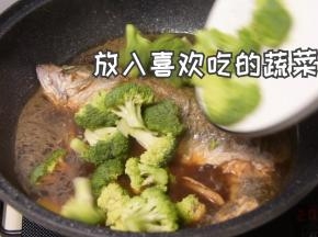8.放入喜欢吃的蔬菜